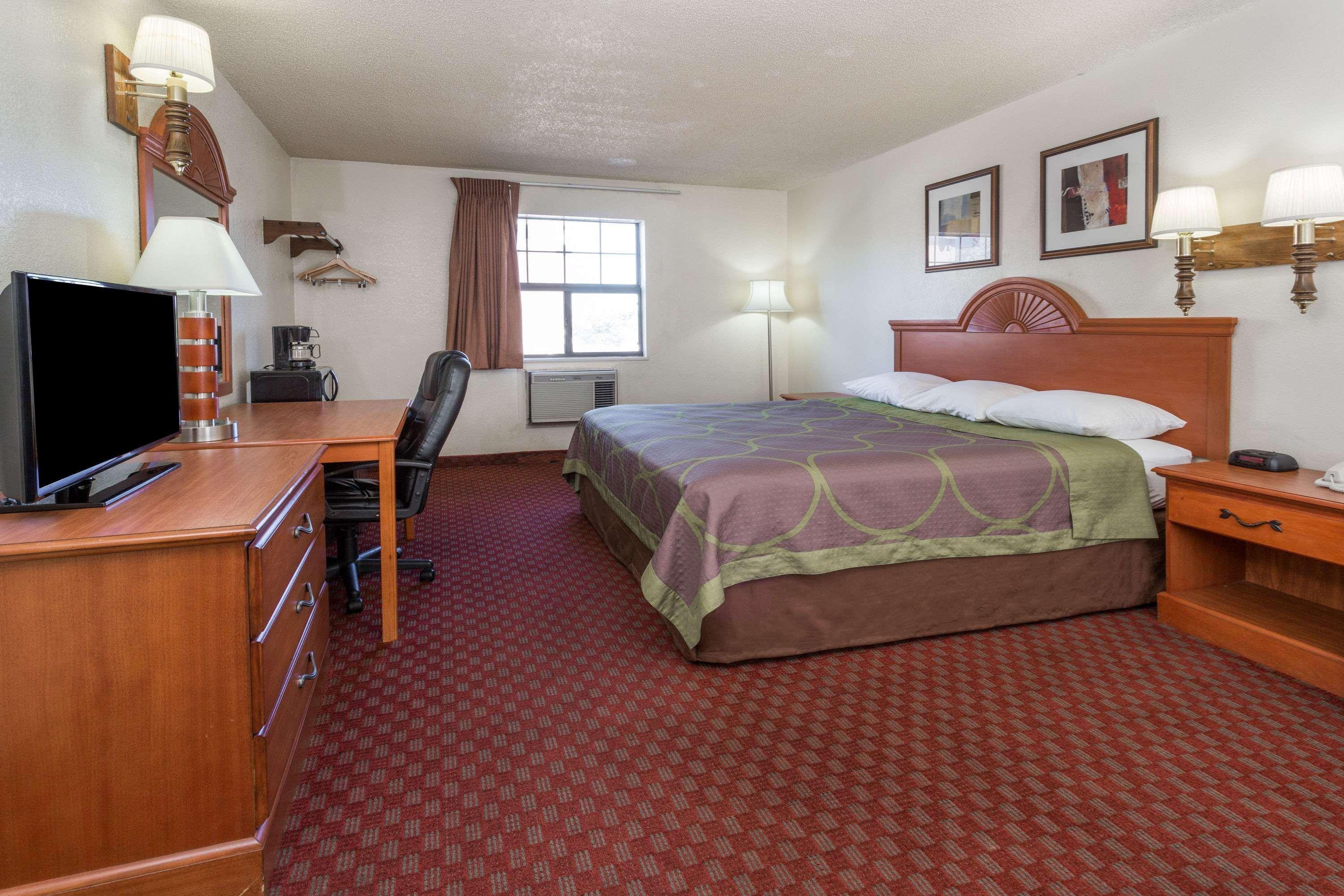Super 8 By Wyndham Colorado Springs/Afa Area Otel Dış mekan fotoğraf
