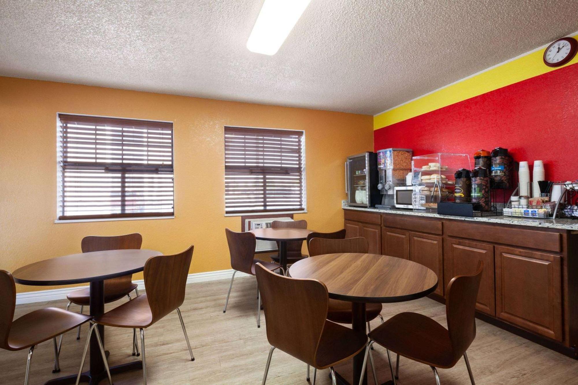 Super 8 By Wyndham Colorado Springs/Afa Area Otel Dış mekan fotoğraf
