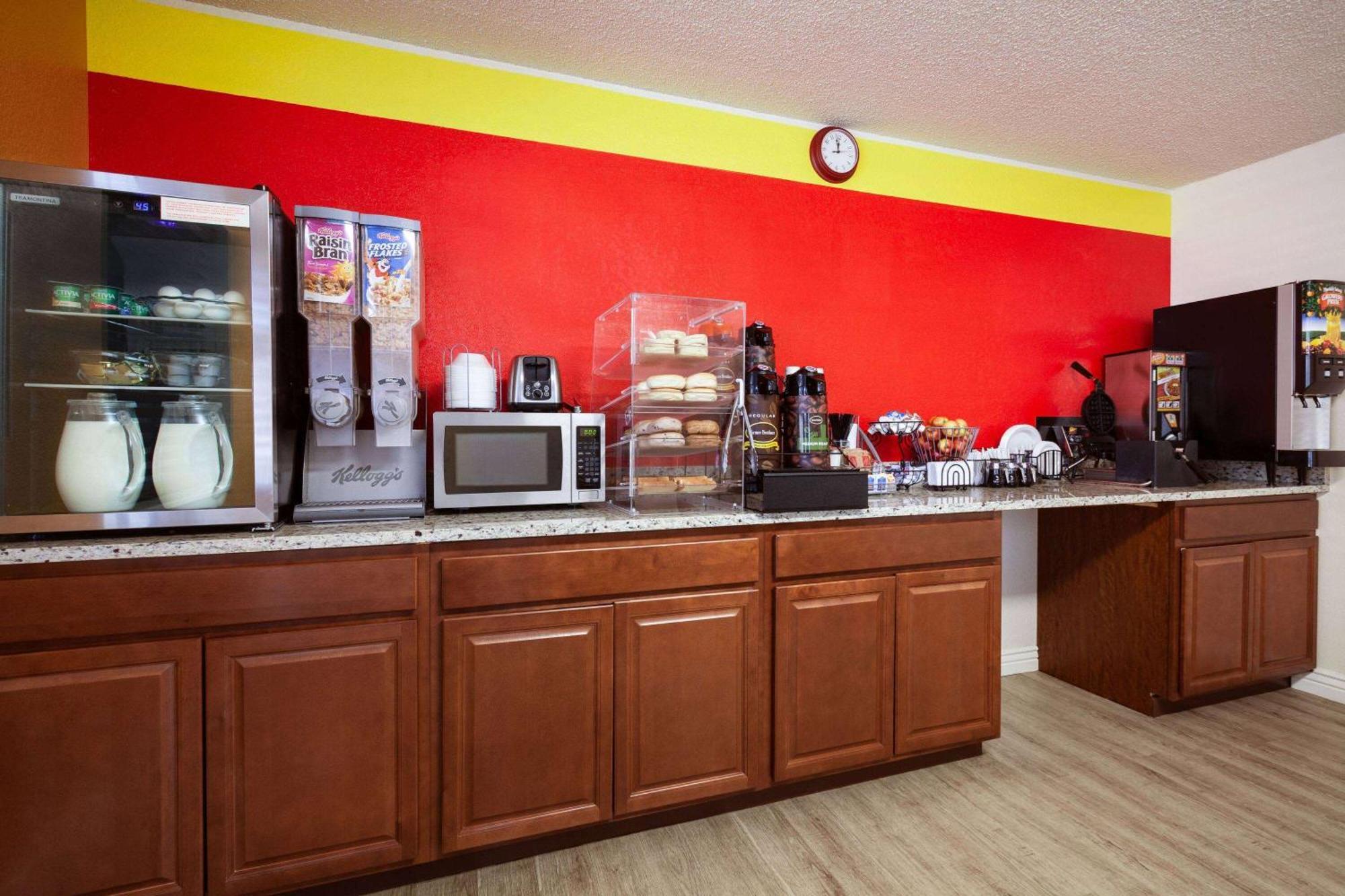 Super 8 By Wyndham Colorado Springs/Afa Area Otel Dış mekan fotoğraf