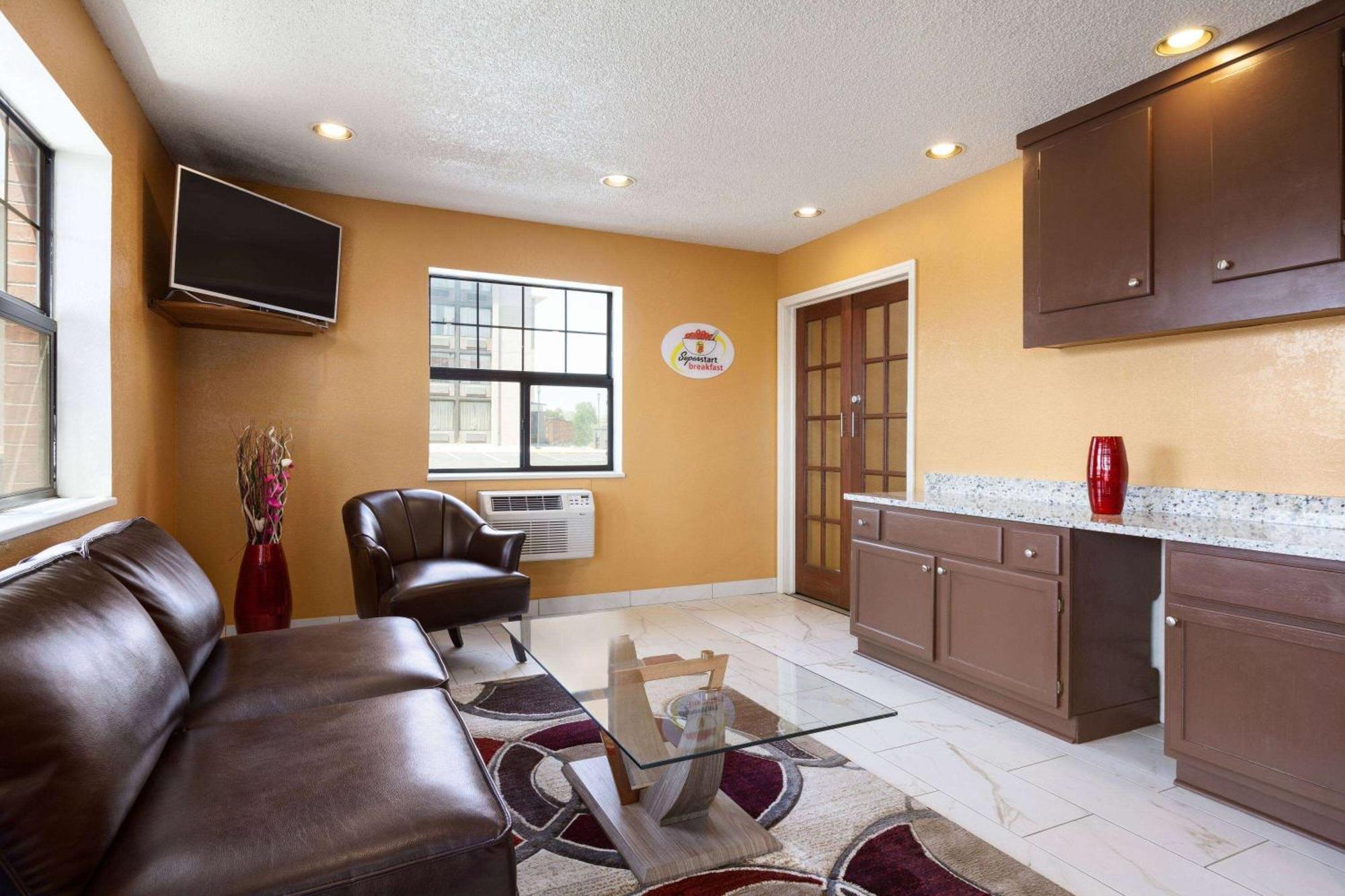 Super 8 By Wyndham Colorado Springs/Afa Area Otel Dış mekan fotoğraf