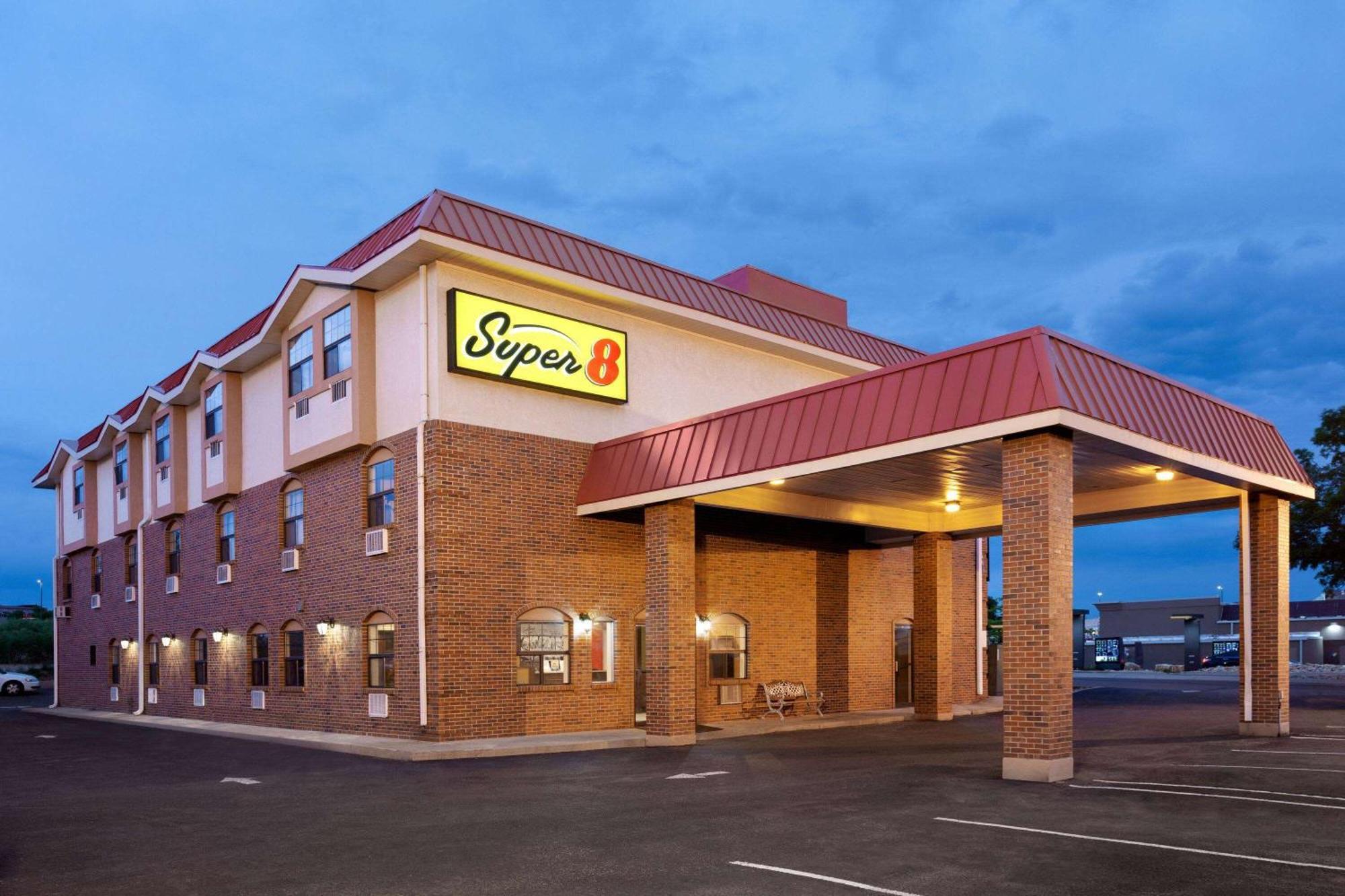 Super 8 By Wyndham Colorado Springs/Afa Area Otel Dış mekan fotoğraf