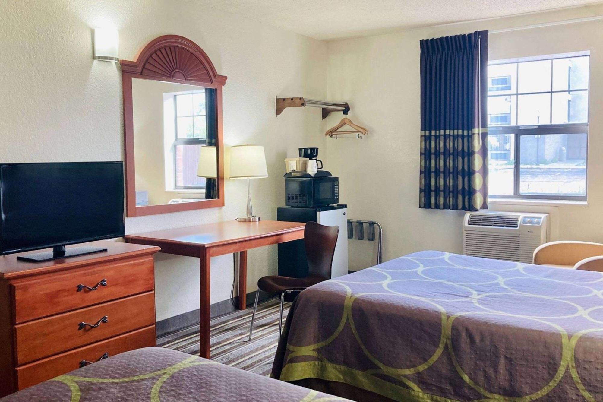Super 8 By Wyndham Colorado Springs/Afa Area Otel Dış mekan fotoğraf