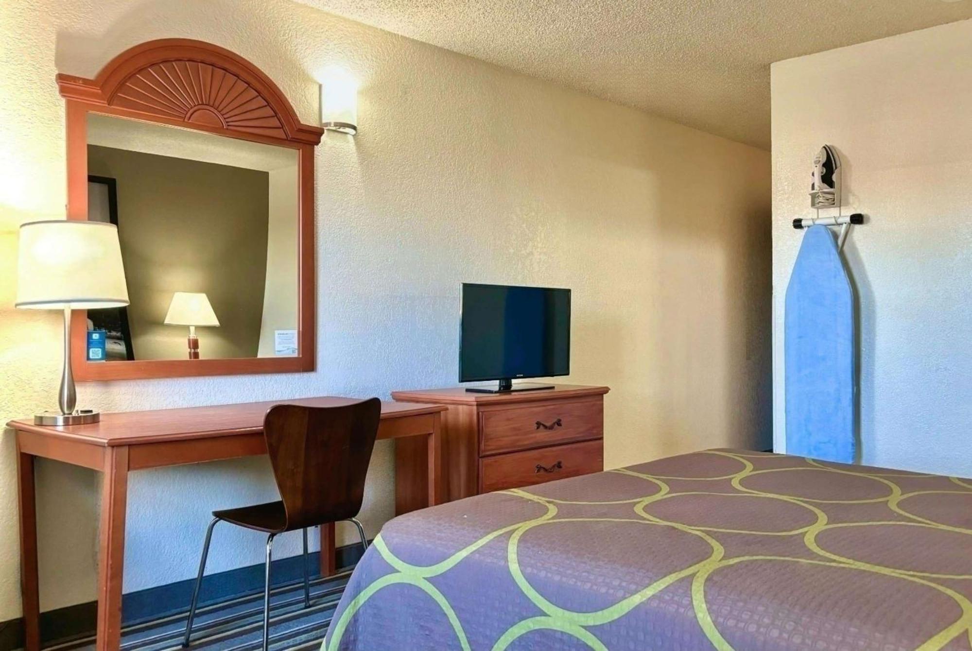 Super 8 By Wyndham Colorado Springs/Afa Area Otel Dış mekan fotoğraf