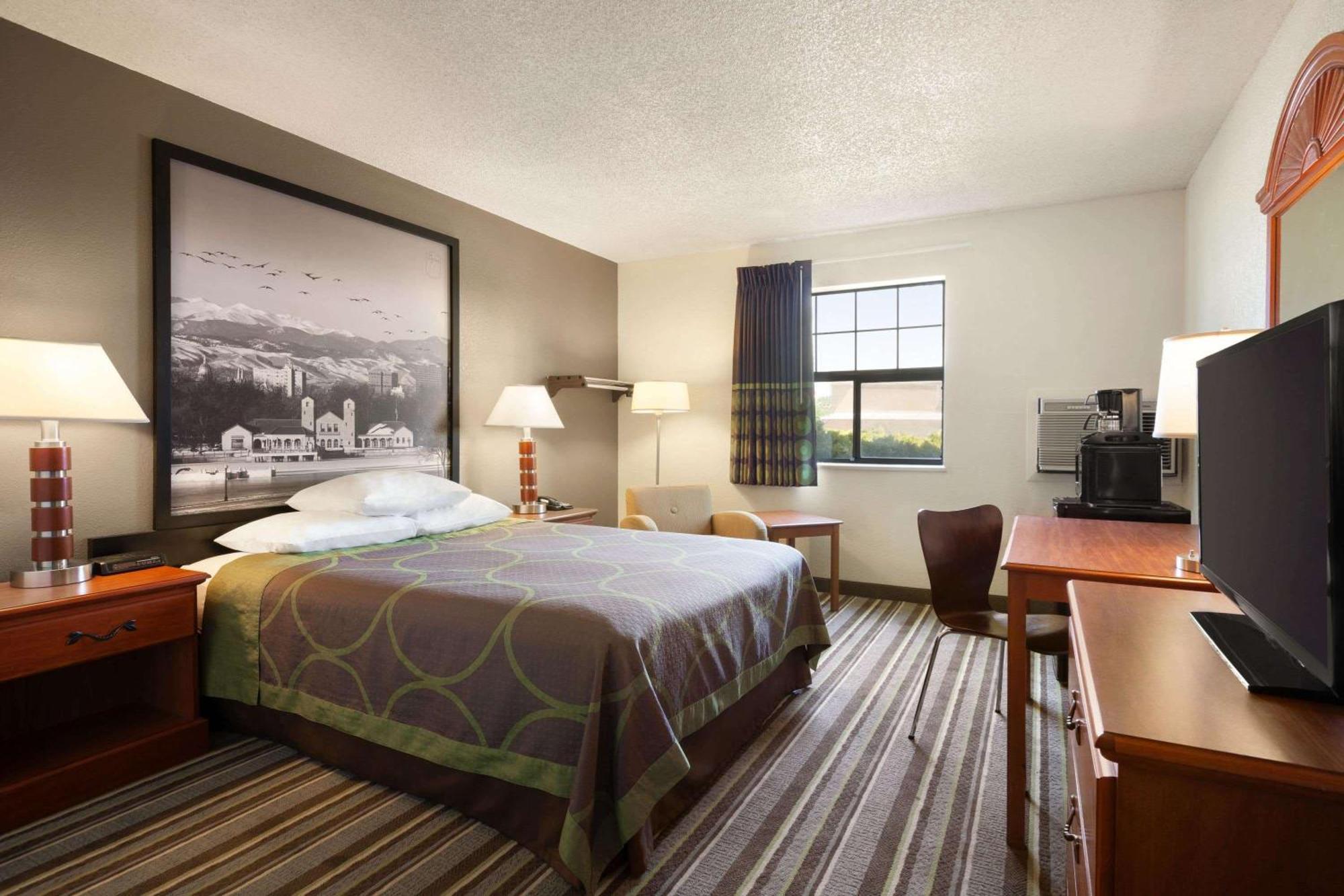 Super 8 By Wyndham Colorado Springs/Afa Area Otel Dış mekan fotoğraf