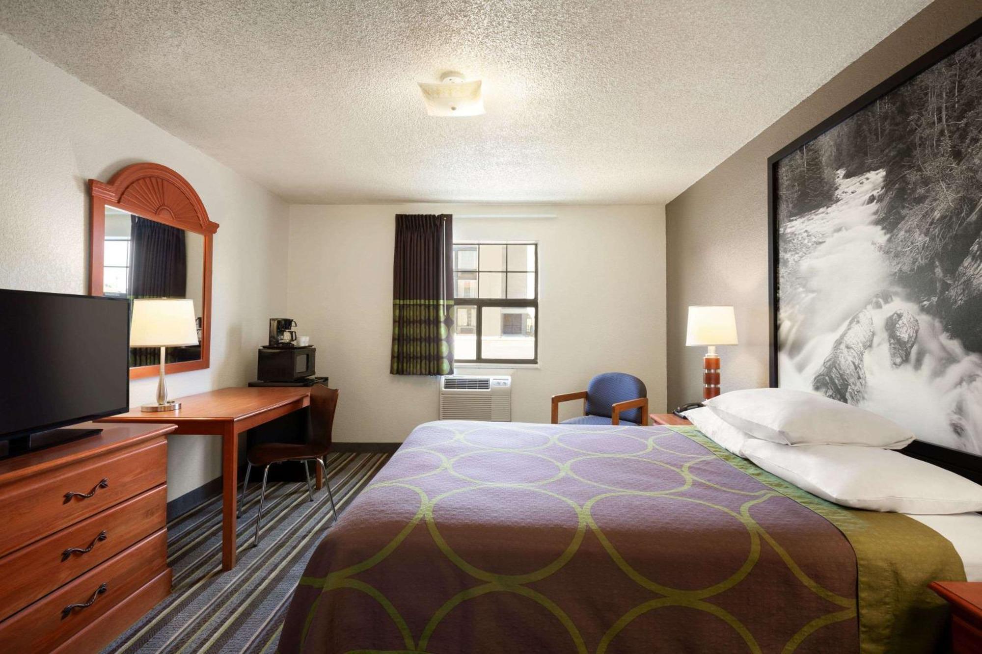 Super 8 By Wyndham Colorado Springs/Afa Area Otel Dış mekan fotoğraf