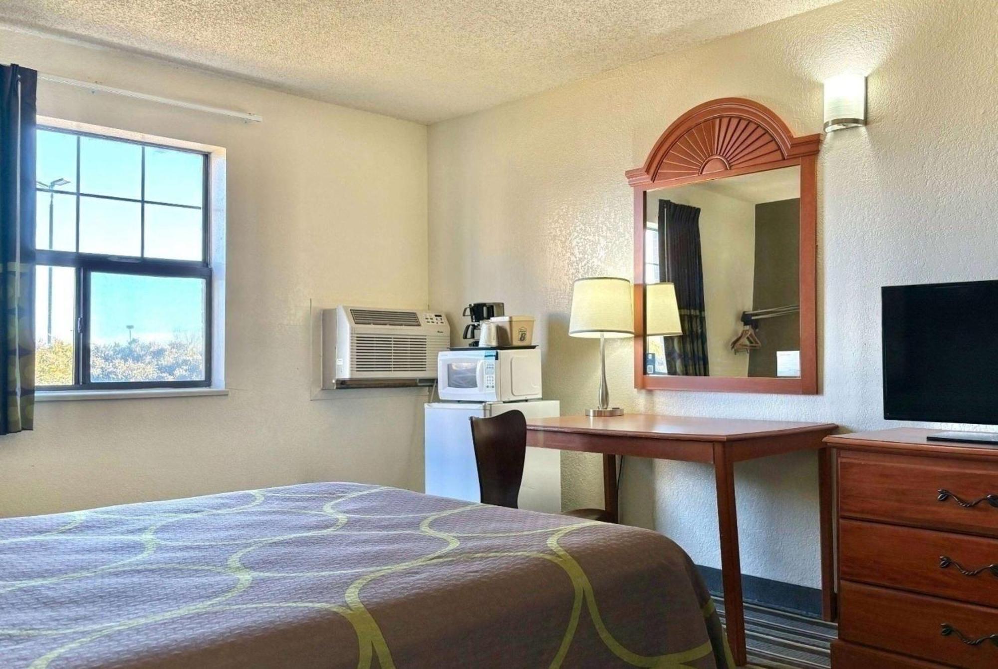 Super 8 By Wyndham Colorado Springs/Afa Area Otel Dış mekan fotoğraf